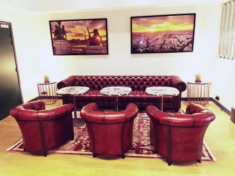 Salon hotel : 3 fauteuils + 1 canapé Chesterfield cuir bordeaux Rochembeau