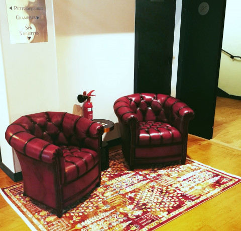 Salon hotel : 2 fauteuils capitonnés cuir bordeaux Rochembeau