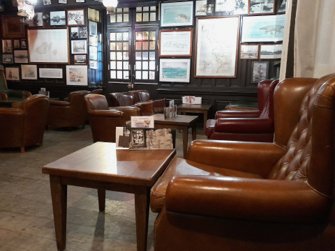 Espace bar hotel : fauteuils cuir haut de gamme Rochembeau