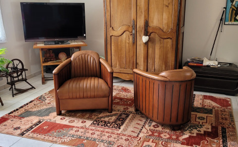 Salon client : 2 fauteuils Chesterfield cuir Rochembeau